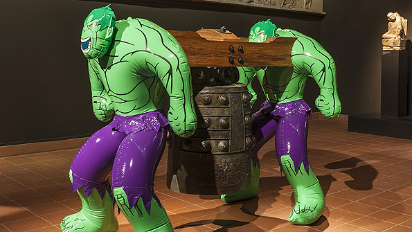 Jeff Koons,Hulks (Bell), (2004-2012).
Airy action figures and the replica Zhou dynasty bell are made of bronze. Jeff Koons, Whitney Museum of American Art, New York